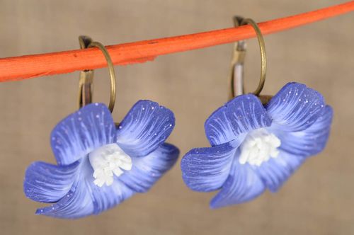 Pendientes artesanales originales con flores de arcilla polimérica de color lila - MADEheart.com