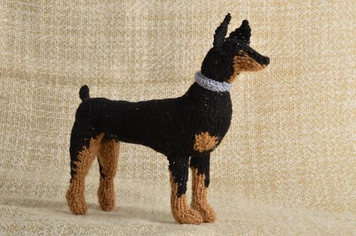 Peluche chien dobermann Jouet fait main tricoté en laine Cadeau pour enfant - MADEheart.com