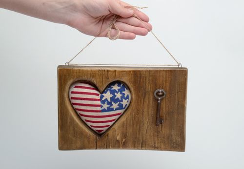 Colgante de madera con corazón blando y llave - MADEheart.com