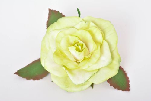Заколка ручной работы салатовый цветок из фоамирана украшение для волос - MADEheart.com
