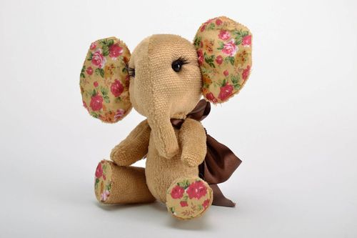 Poupée faite main douce Éléphant - MADEheart.com