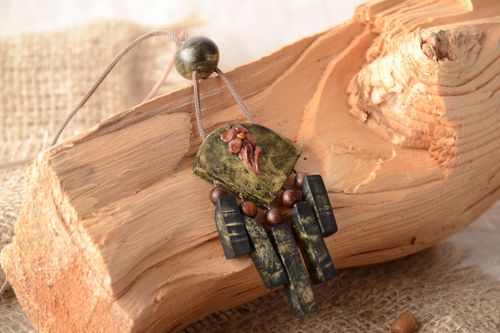 Collier pendentif en bois fait main sur un cordon synthétique pour femme - MADEheart.com