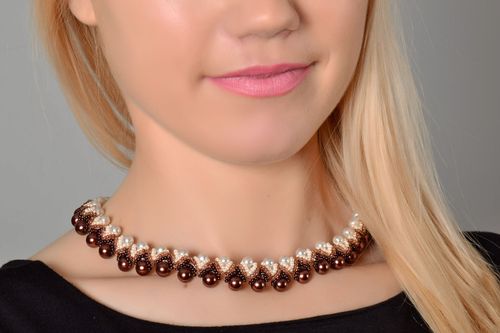 Schönes Collier aus Perlen und Glasperlen - MADEheart.com