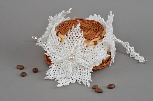 Weißes künstlerisches Collier aus Glasperlen ungewöhnlich handgeschaffen grell  - MADEheart.com