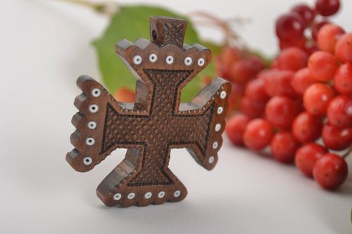 Крест ручной работы нательный крестик деревянный крестик с бисером подарочный - MADEheart.com
