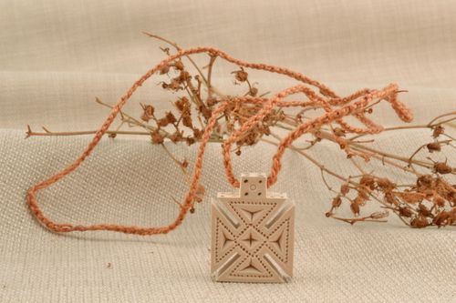 Croix pectorale en bois sculptée artisanale - MADEheart.com