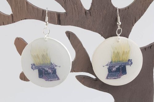 Brincos de madeira feitos à mão em técnica decoupage revestidos com resina epóxi - MADEheart.com