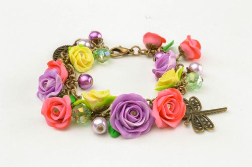 Pulseira com pingentes em forma de flores de argila de polímero artesanal - MADEheart.com