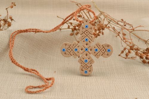 Holzkreuz Anhänger - MADEheart.com