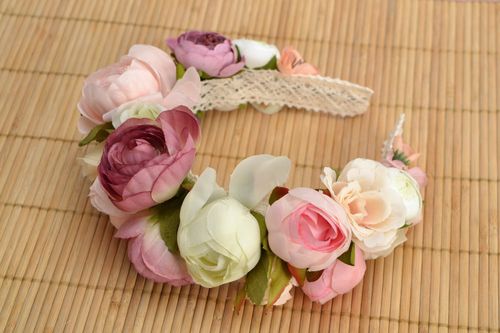 Serre-tête fleurs artificielles Roses pastel fait main cadeau pour femme - MADEheart.com