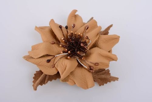 Petite broche en cuir beige en forme de fleur faite main barrette à cheveux - MADEheart.com
