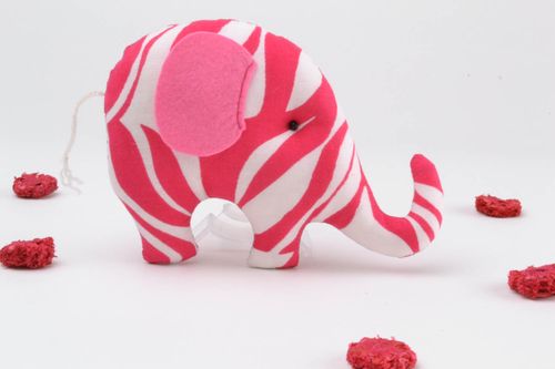 Elefantino carino roseo fatto a mano pupazzo di peluche giocattolo di peluche - MADEheart.com