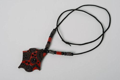 Ethnischer massiver Anhänger aus Ton und Emaille Schwarz und Rot für Femme fatale - MADEheart.com