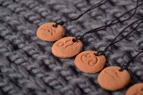 Pingente de cerâmica com signo de Zodíaco Leão  - MADEheart.com