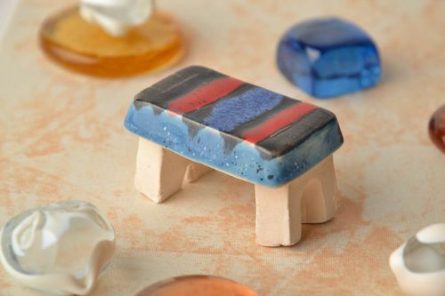 Statuette décorative faite main en argile souvenir en forme de tabouret - MADEheart.com