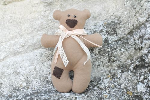 Brinquedo macio costurado de fibras naturais e preenchido com hollowfiber Urso - MADEheart.com