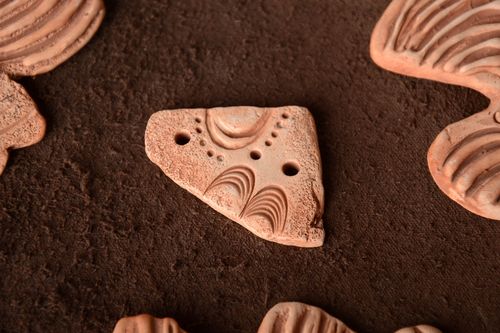 Colgante cerámico artesanal original hecho a mano para pintar de estilo étnico - MADEheart.com