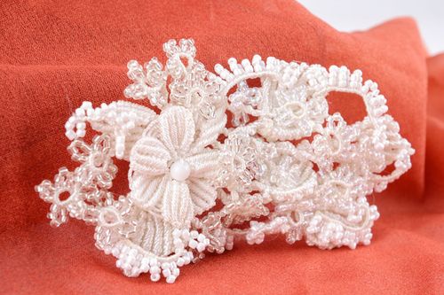 Weiße Brosche handgemacht - MADEheart.com