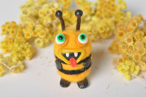 Statuette décorative Figurine fait main laine pâte polymère Déco maison Abeille - MADEheart.com