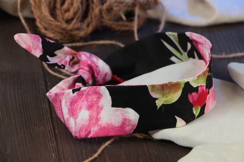 Bandeau à cheveux noeud tissu coton noir avec fleurs roses original fait main - MADEheart.com