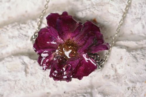 Colgante artesanal de resina epoxi bisutería fina accesorio para mujer con flor - MADEheart.com