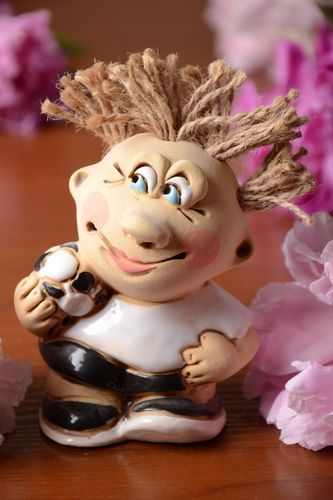 Figurilla artesanal de semiporcelana pintada con forma de futbolista - MADEheart.com