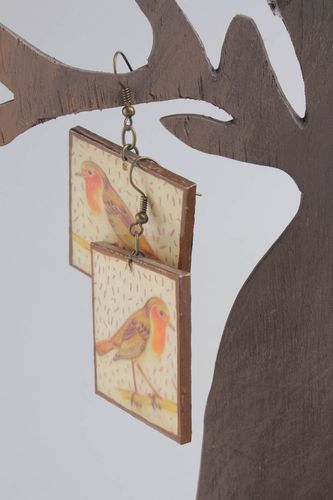 Brincos artesanais de madeira na tecnica de decoupage de madeira e resina epóxi - MADEheart.com