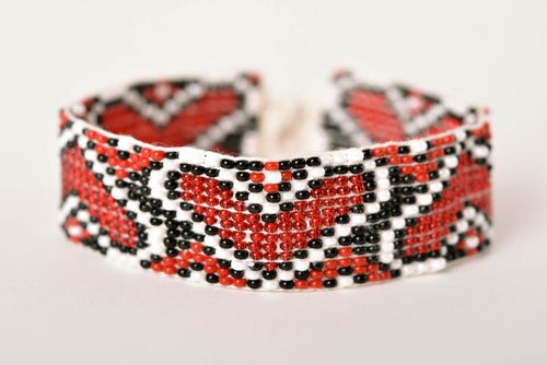 Bracelet perles rocaille Bijou fait main large cœurs Accessoire pour femme - MADEheart.com