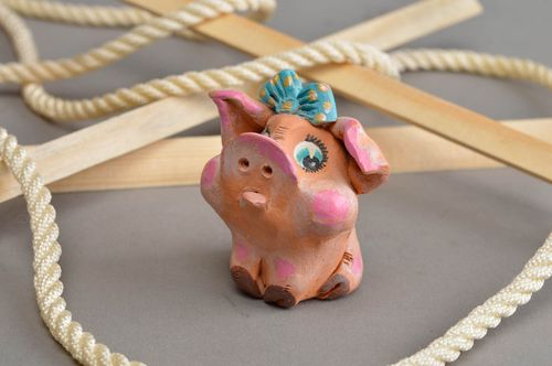 Figurine cochon céramique avec noeud bleu faite main décorative pour enfant - MADEheart.com