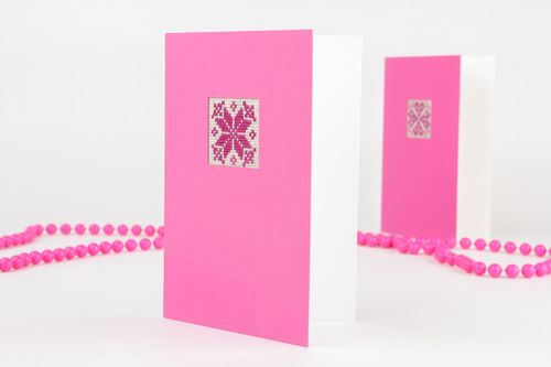 Tarjeta de felicitación rosada con bordado - MADEheart.com