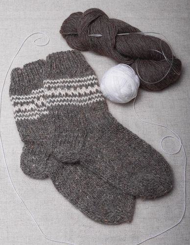 Grey wool socks with white ornament - MADEheart.com