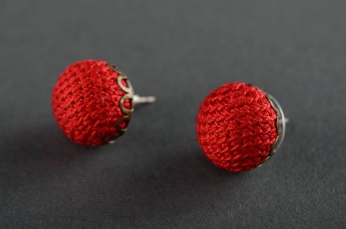 Red crochet stud earrings - MADEheart.com