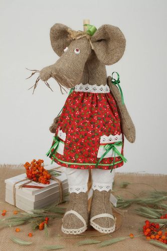 Kuscheltier-Maus auf Holzständer - MADEheart.com