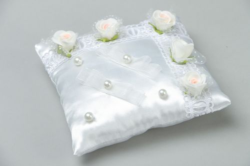 Satin wedding ring pillow with roses - MADEheart.com