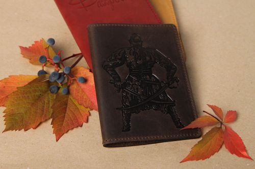 Коричневая обложка на паспорт ручной работы необычный подарок кожаный аксессуар - MADEheart.com