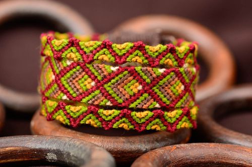 Pulsera de hilos hecha a mano macramé accesorio de moda bisutería de mujer - MADEheart.com