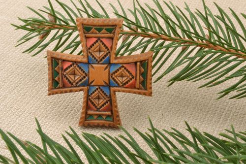Croce di legno fatta a mano crocetta intagliata originale accessorio bello - MADEheart.com