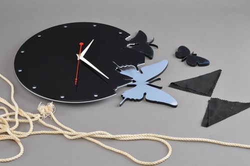 Черные часы из акрилового стекла ручной работы необычные красивые на стену - MADEheart.com