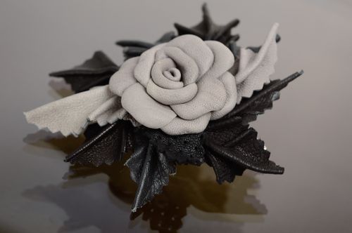 Broche de cuero natural artesanal Rosa - MADEheart.com