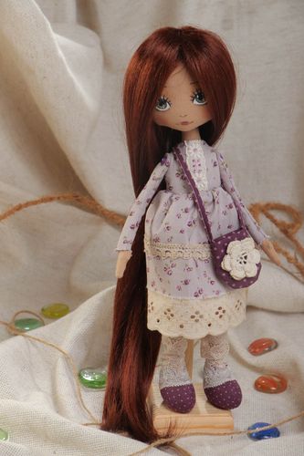 Poupée décorative en tissu de coton aux longs cheveux avec support faite main - MADEheart.com