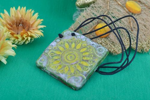 Ciondolo in ceramica fatto a mano pendente etnico in ceramica con laccio - MADEheart.com