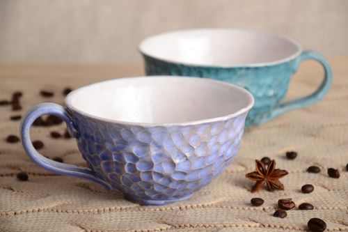 Dos tazas de arcilla hechas a mano y cubiertos con esmalte  - MADEheart.com