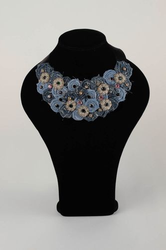 Collier en tissu de jean Bijou fait main fleurs de tons bleus Cadeau femme - MADEheart.com