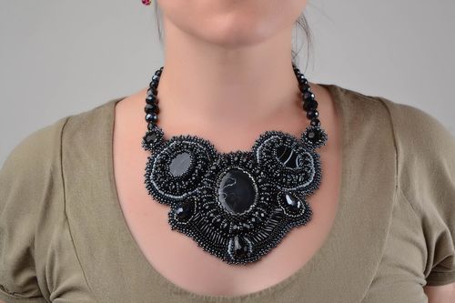 Steinen Collier aus Leder schön schwarz handgemacht ungewöhnlich für echte Damen - MADEheart.com