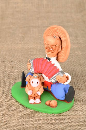 Estatueta Cossaco com acordeão - MADEheart.com