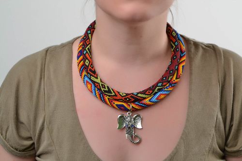 Conjunto de 2 collares de abalorios artesanales tejidos multicolores indianos - MADEheart.com