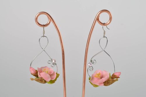 Künstlerische Ohrringe aus Polymer Ton mit rosa Blumen weiblich zart handmade - MADEheart.com