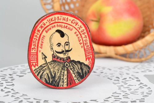 Imã na geladeira de madeira artesanal Cossaco - MADEheart.com