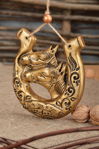Ferradura de cerâmica para a sorte feita de argila vermelha - MADEheart.com
