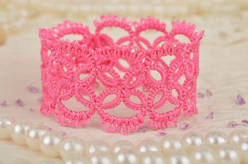 Плетеный браслет в технике фриволите ручной работы розовый красивый для девушки - MADEheart.com